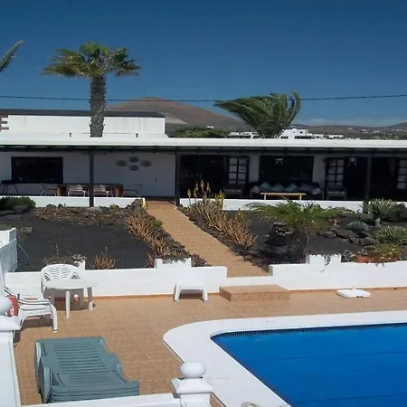 Villa Sleeps 9 Pool Wifi